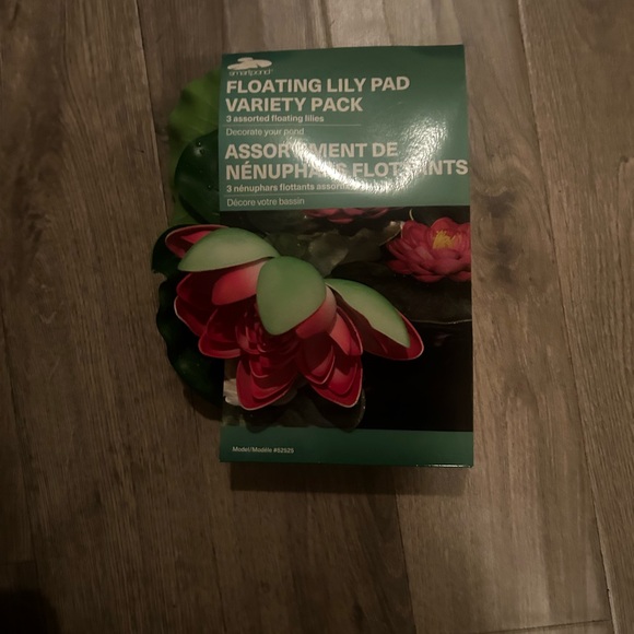 Fake grass , floating lilies, triple beta tank glass fish bowl - Picture 2 of 4